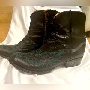 Women's Old Gringo black side zip booties w/ turquoise hand stitching, size 8